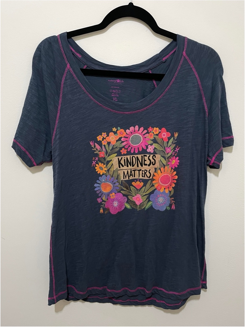 Life is Good Women’s 'Kindness Matters' Floral Top, Size XL - Picture 2 of 6